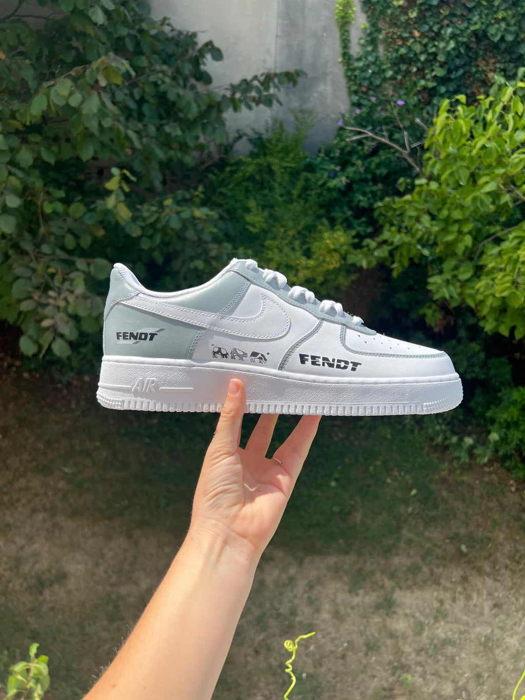 Nike Air Force 1 customisée Fendt  peinte à la main vue de profil atelier ONE CUSTOM
