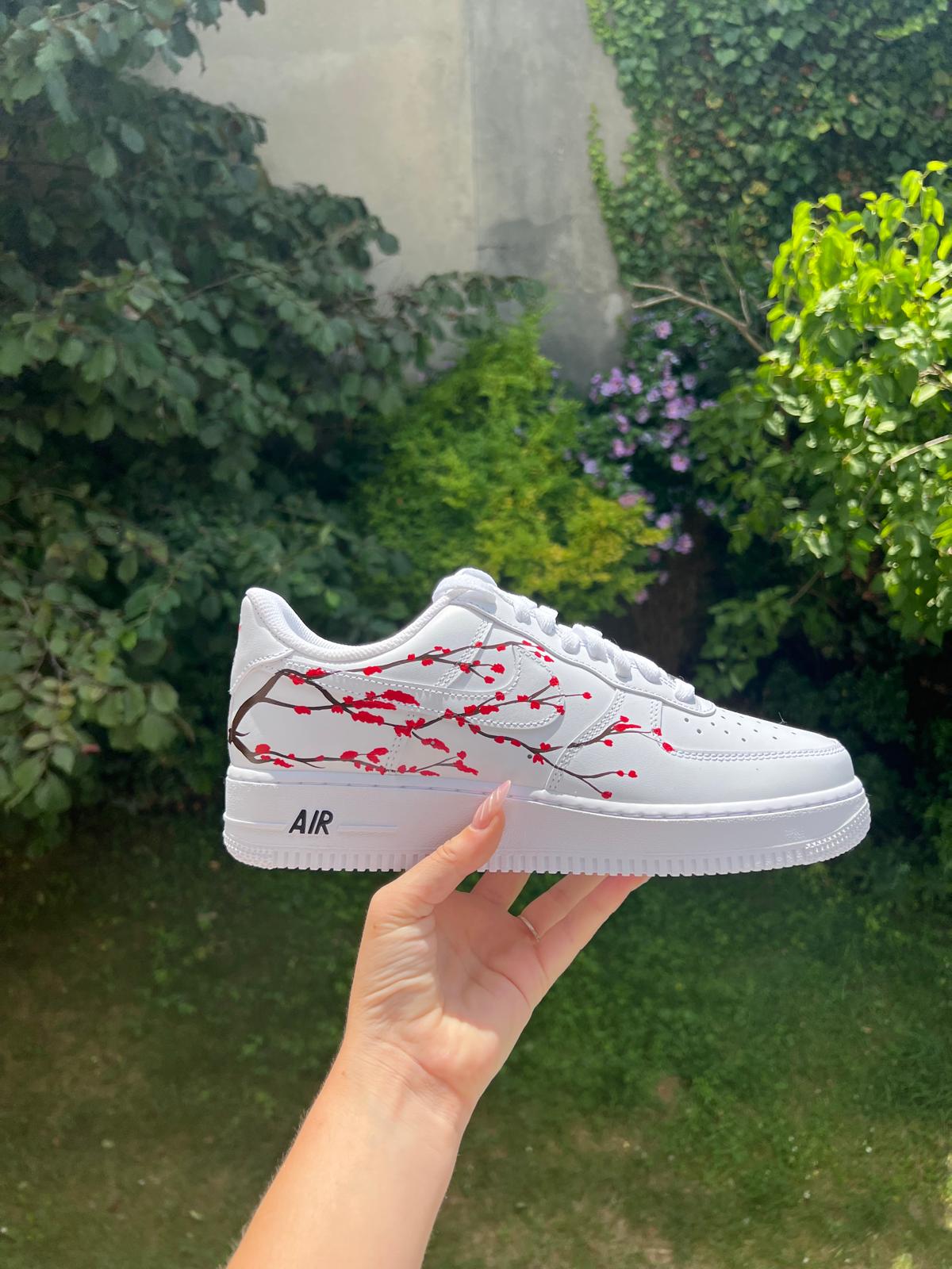 Nike Air Force 1 customisée fleurs de cerisier sakura japonais rose peinte à la main ONE CUSTO