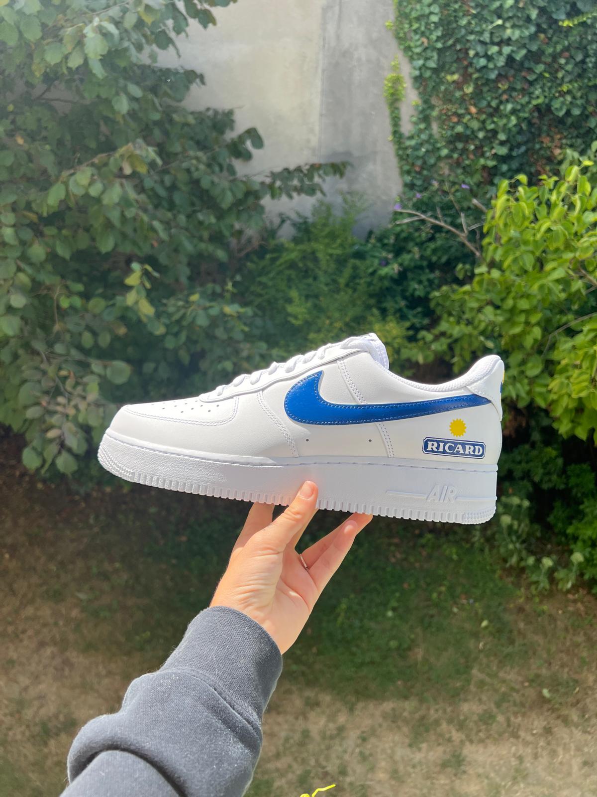 Nike Air Force 1 customisée Ricard jaune et bleu peinte à la main ONE CUSTOM