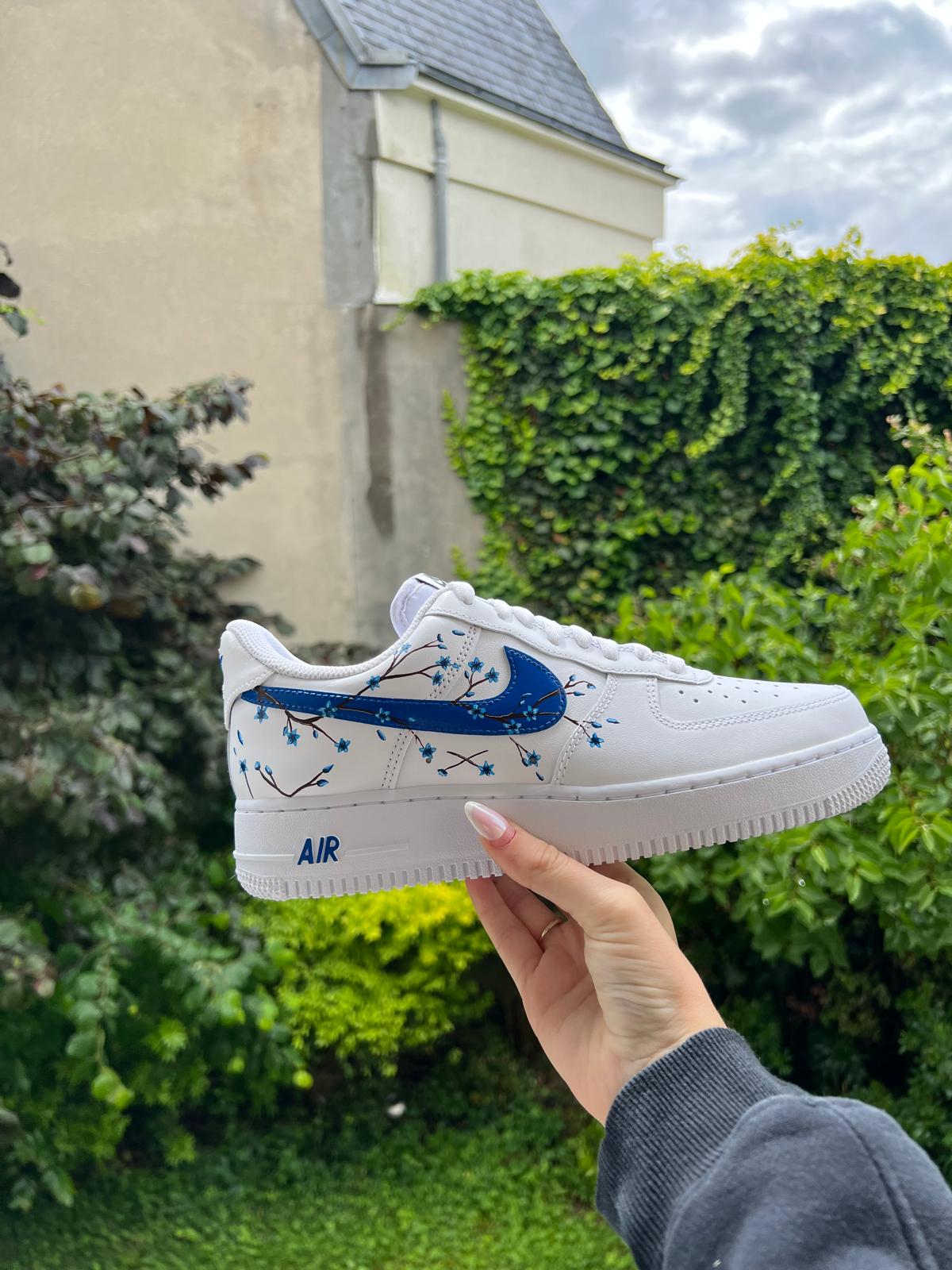 Nike Air Force 1 customisée fleurs de cerisier sakura japonais rose peinte à la main ONE CUSTOM