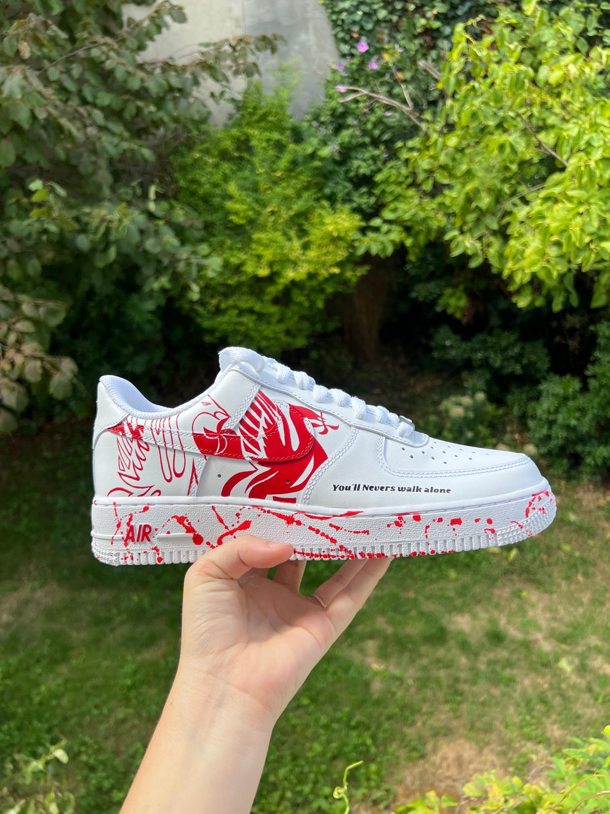 Sneakers Nike Air Force 1 personnalisées Liverpool FC faites main avec logo 