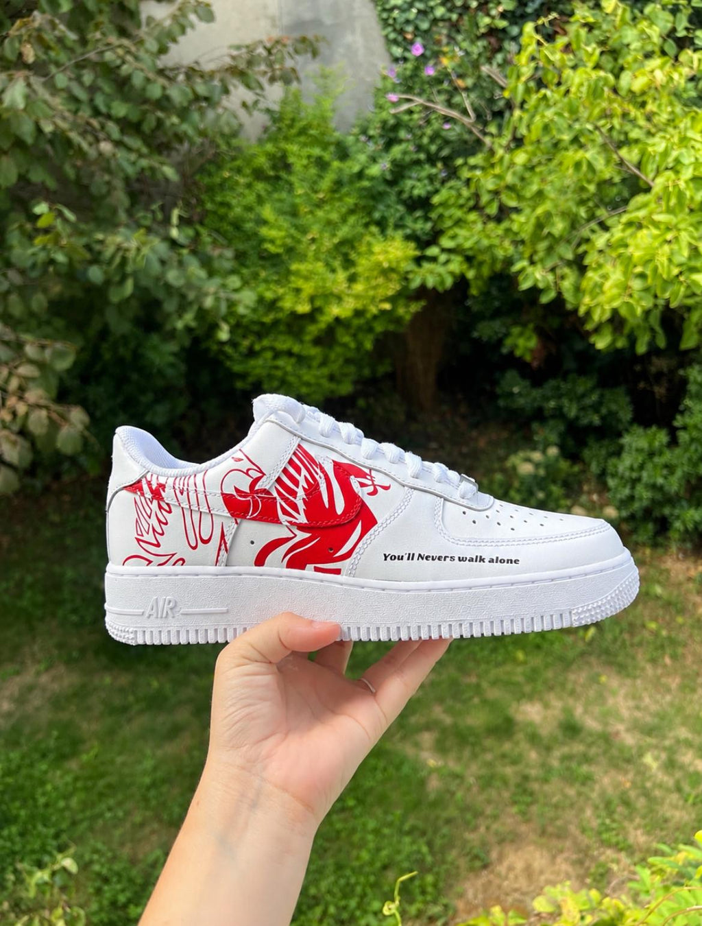 Sneakers Nike Air Force 1 personnalisées Liverpool FC faites main avec log
