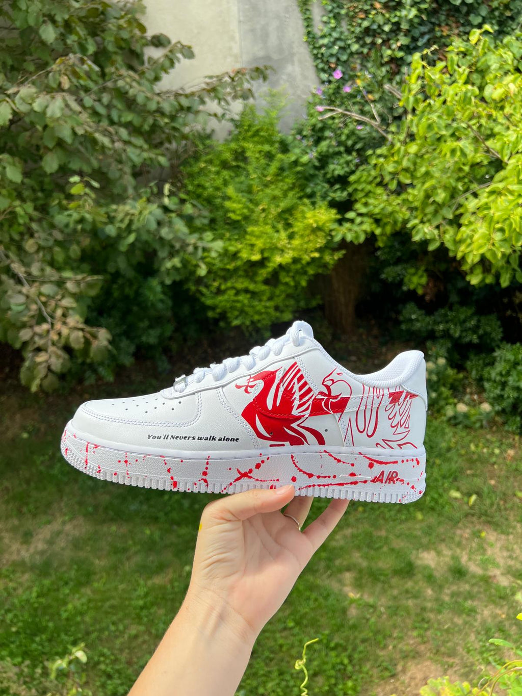Sneakers Nike Air Force 1 personnalisées Liverpool FC faites main avec logo 